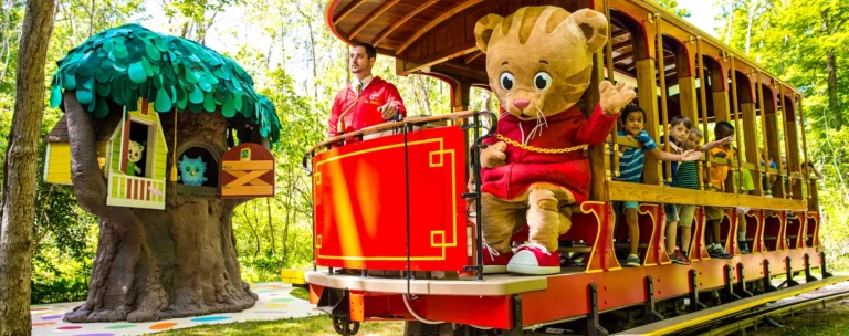 15_IDW_DanielTigersNeighborhood_Trolley_Scene