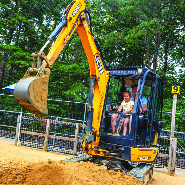 dad-and-daughter-dig-on-a-real-excavator