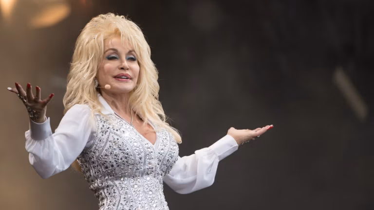 dolly-parton-performs-on-the-pyramid-stage-during-day-3-of-news-photo-1597410528